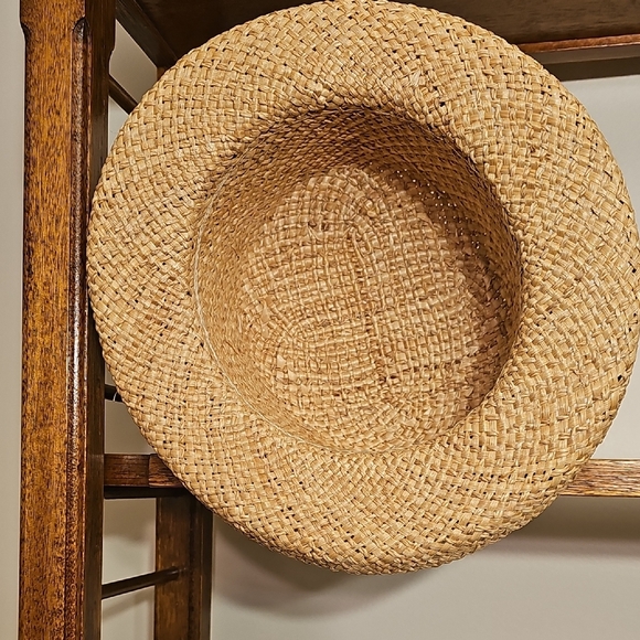 Vintage Chic Straw Hat with White Daisy Detail​ - Picture 3 of 5